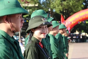 Nhiều công dân nữ tốt nghiệp đại học, trung cấp xung phong nhập ngũ