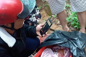 Phát hiện bé gái còn nguyên dây rốn bị bỏ rơi bên đường