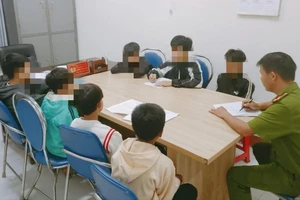 Học sinh chế tạo thuốc pháo, bỏ vào bao lì xì để bán