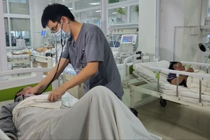 Nhiều người nhập viện sau khi dự tiệc cưới, nghi ngộ độc thực phẩm