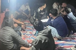 Nhóm người chọn nghĩa trang làm nơi đánh bạc