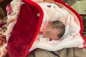Bé gái 2 tháng tuổi bị bỏ rơi kèm tờ giấy 'nếu ai nhặt được xin nuôi dùm'