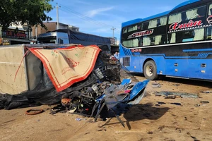 Ô tô khách lao sang trái đường tông vào xe tải, nhà dân