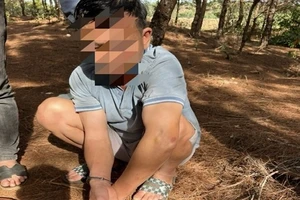 Người đàn ông nhận 2 triệu để vận chuyển túi nilon chứa tinh thể nghi ma túy 