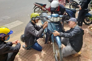 Những chàng trai 'quên' Tết để giúp người đi đường ở Buôn Ma Thuột