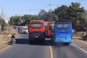 Công an xử phạt một tài xế xe khách vượt ẩu từ clip trên mạng xã hội