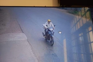 Giúp phải kẻ gian trên đường, nam công nhân mất luôn xe máy