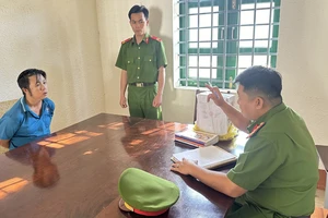 Dùng dao tấn công công an khi bị khám xét nhà