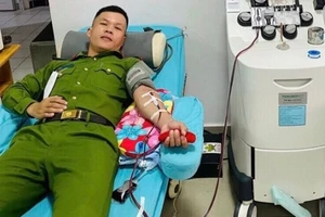 Trưởng công an xã và đồng đội vượt hơn 60 km hiến máu cho trẻ bị tan máu bẩm sinh