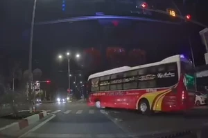 Xác minh clip xe khách vượt đèn đỏ, xe tập lái vượt ẩu