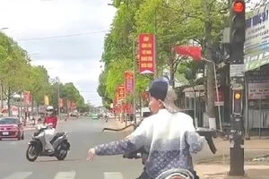 Công an xác minh clip 2 thiếu niên cầm súng, chạy xe vượt đèn đỏ