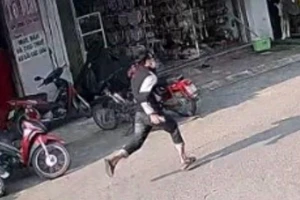 Truy bắt nam thanh niên bịt mặt cướp giật dây chuyền ở tiệm vàng