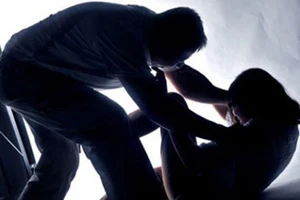 Mẹ dẫn hai con gái đến công an trình báo bị hàng xóm hiếp dâm