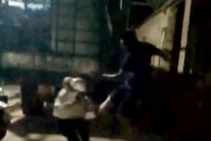 Công an xác minh clip bố chồng đánh con dâu 