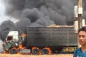 Đắk Lắk: Xe container bất ngờ bốc cháy ngùn ngụt