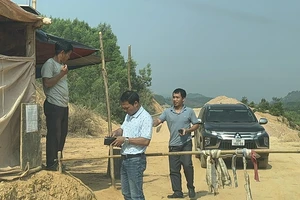 Tự lập rào chắn để thu tiền người đi đường