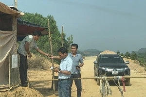 Tháo dỡ rào chắn tự phát của một hộ dân, chấm dứt thu tiền của người đi đường