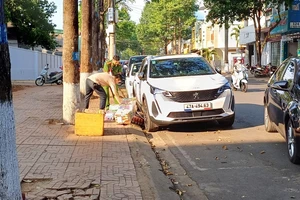 Ô tô tiền tỉ bị kẻ gian đập phá trộm tài sản giữa ban ngày