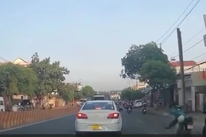 Xem xét phạt chủ công trình để thanh sắt rơi trúng đầu người đi đường