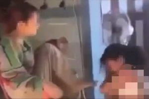 Nhóm nữ sinh lột áo, đánh bạn vì nói xấu nhau