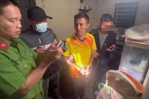 Để lộ chiếc điện thoại trong túi quần, 1 phụ nữ bị cướp giật