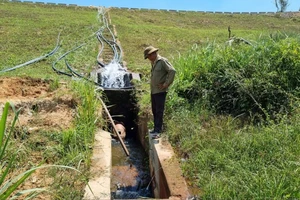 Người dân phản ứng việc hồ thủy lợi đóng nước giữa mùa nắng hạn