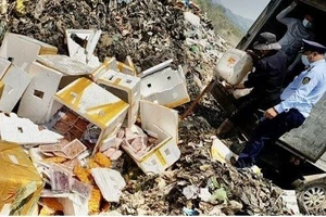 Đắk Lắk: Tiêu hủy gần 2,5 tấn thực phẩm, dầu ăn không rõ nguồn gốc