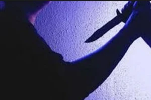 Con trai hai tay cầm hai dao chém mẹ ruột