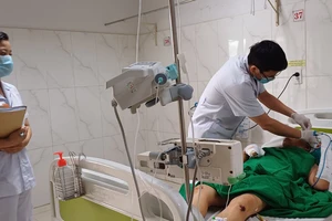 Con trai cầm dao chém mẹ ruột: Bác sĩ mổ cấp cứu người mẹ suốt 5 giờ