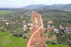 Cân nhắc bán 'cây đứng' hay 'cây nằm' liên quan dự án cao tốc 