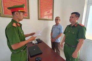 Bị vợ chửi, tát, người chồng dùng dao đâm vợ rồi tự sát