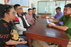 Khẩu súng trong phòng cô gái trẻ hé lộ nhóm thanh niên mua bán súng