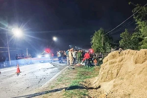 2 xe máy tông trực diện, 4 thanh niên tử vong