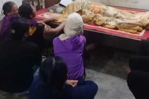 Đang ăn cơm cùng gia đình thì bị sét đánh trúng tử vong 