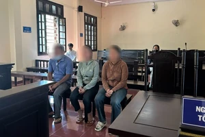 Bị lừa chạy án, một nhóm người bị truy tố tội đưa hối lộ