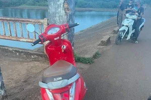 1 phụ nữ tử vong dưới hồ nước, trên bờ có xe máy và đôi dép
