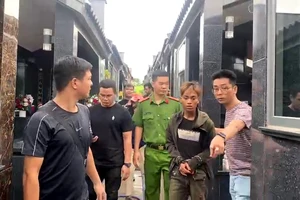 Nhóm thanh niên trộm hàng chục bình ắc quy thắp sáng ở tại nghĩa trang