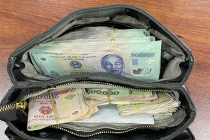 Nhặt chiếc túi xách đựng đầy tiền, nam thanh niên lập tức mang đến công an