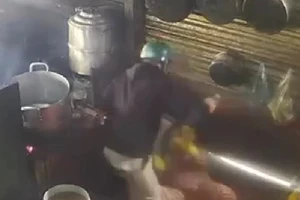 Vào trú mưa rồi chích điện cướp dây chuyền vàng của chủ quán nhậu