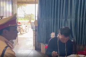 Bị gãy tay khi bốc vác tại TP.HCM, người đàn ông đi bộ suốt 8 ngày để về quê