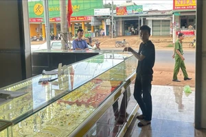 Nhờ chủ tiệm vàng đeo nhẫn vàng vào tay rồi bỏ chạy