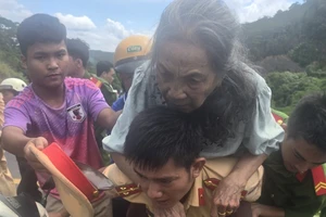 Người bị nạn vụ lật xe khách ở Đắk Nông: 'Tôi nghe tiếng nổ lớn'