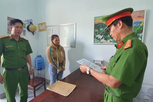 Thuê xe ôm đóng giả nhân viên ngân hàng để lừa đảo 