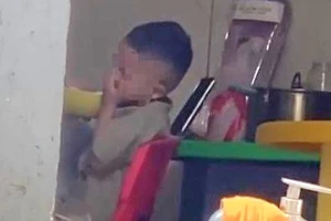 Đang xử lý vụ bảo mẫu tát vào mặt bé trai do ăn cơm chậm 