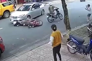 Cụ ông 70 tuổi không làm chủ tay lái, tông nữ nhân viên ngân hàng 