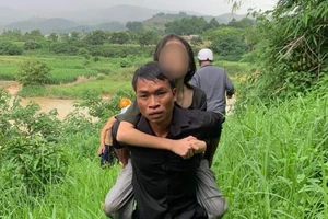 Nghe tiếng hét giữa sông, cán bộ cùng người dân hợp sức cứu bé gái