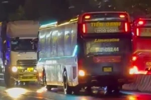 Tước giấy phép lái xe tài xế xe khách chạy ngược chiều trên phố