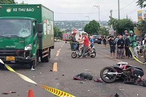 Xe giao hàng va chạm xe máy, vợ chồng cụ ông tử vong 