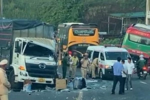 2 tài xế bị thương sau vụ xe khách va chạm xe tải ở Đắk Nông