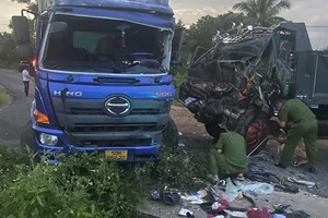 Xe ben bể nát đầu sau cú tông vào xe tải, 2 tài xế nhập viện